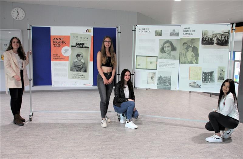 „Blick auf die Geschichte“ - Aktion der Oberschule Langelsheim Die Schülerinnen Elea Rinke (2.v.li), Batije Ramadani und Michelle Zwurtschek mit Lehrkraft Monja Siemon (ganz links im Bild) vor den Aufstellern zur Anne Frank-Ausstellung, die derzeit in der Aula der Oberschule zu sehen ist. Foto: Neddermeier