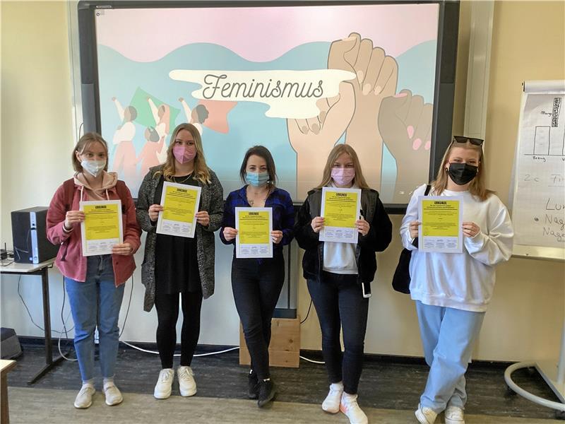 Die Schülerinnen bekommen Urkunden für ihren Wettbewerbs-Beitrag.  Foto: Schule