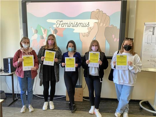 Die Schülerinnen bekommen Urkunden für ihren Wettbewerbs-Beitrag.  Foto: Schule