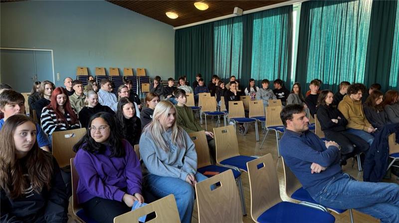 Die Schülerinnen und Schüler der Klassen zehn, neun und zum Teil auch acht haben sich auf den Besuch der Landtagsvizepräsidentin Barbara Otte-Kinast vorbereitet und stellen ihr Fragen.