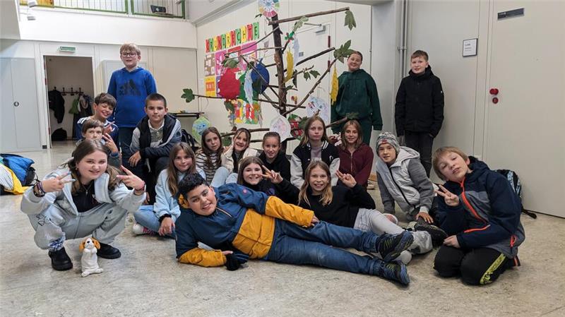 Die Schülerinnen und Schüler der fünften und sechsten Klasse stellen sich während des Projekttags Demokratie zu einem Gruppenfoto zusammen.