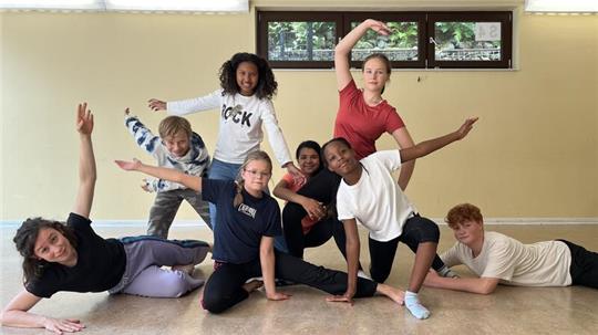 Die Schülerinnen und Schüler des NIG-Tanzprojekts proben mit Tanzpädagogin Lisa Haucke für den Auftritt beim Fachforum in Hannover.