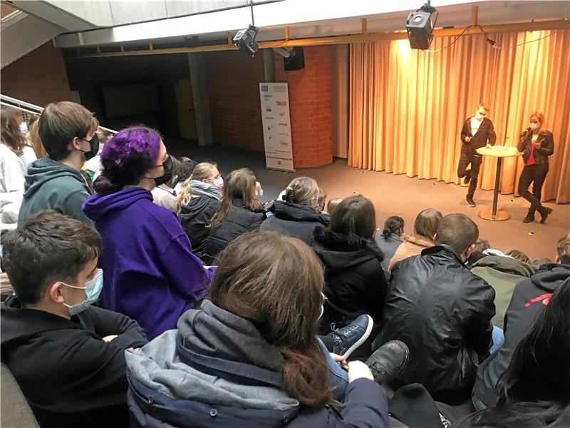 Die Schülerinnen und Schüler dürfen auch Fragen aus dem Publikum stellen.