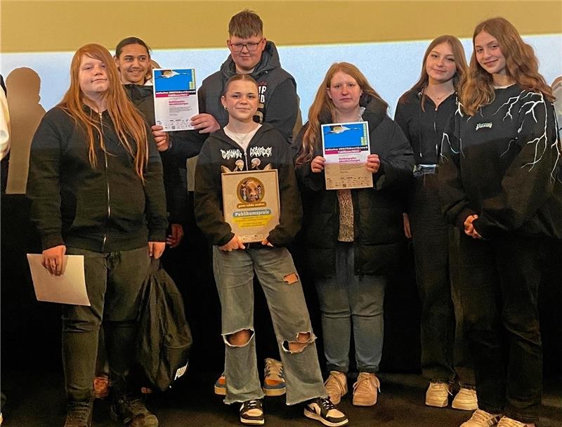 Oberharzer Schüler zeigen ausgezeichneten Film im Kino Die Schülerinnen und Schüler nehmen ihre Urkunden in Hannover entgegen. Fotos: Privat