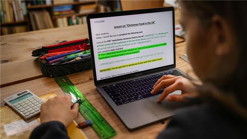 Die Schülerinnen und Schüler sollen daheim lernen. (Symbolbild)