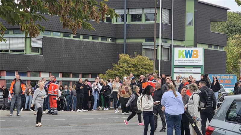 Die Schülerinnen und Schüler verlassen das Gebäude und warten an Sammelpunkten darauf, abgeholt zu werden.