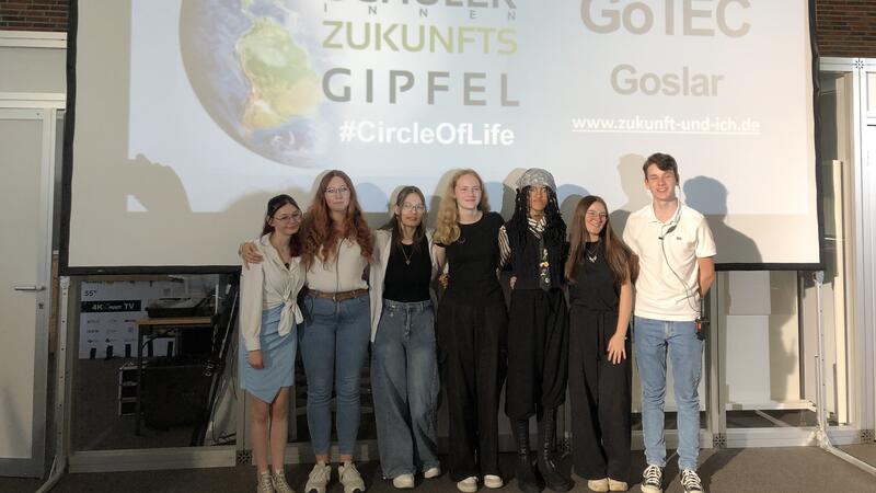 Die Schülermoderatoren Natascha Andrea (v. l.), Nina Heinsch, Sophie Brecht, Lea-Marie Minola, Aliya Bittaye, Anastasia Gerasi und Maik Klehr.