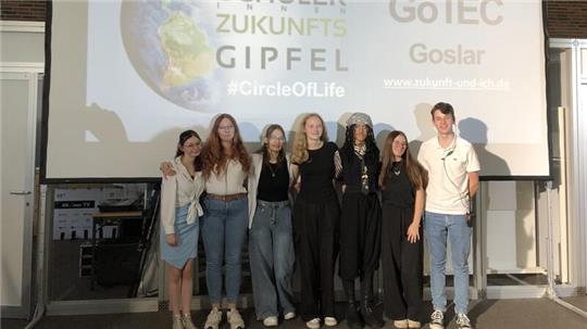 Die Schülermoderatoren Natascha Andrea (v. l.), Nina Heinsch, Sophie Brecht, Lea-Marie Minola, Aliya Bittaye, Anastasia Gerasi und Maik Klehr.