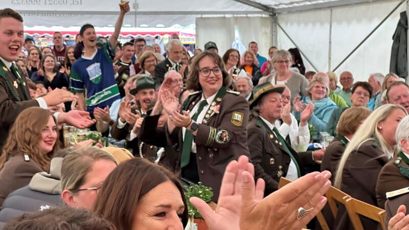 Dieses Wochenende feiert die ganze Stadt Die Schützen hoffen, dass in diesem Jahr im Festzelt wieder eine ähnlich ausgelassene Stimmung wie im vergangenen Jahr ist.