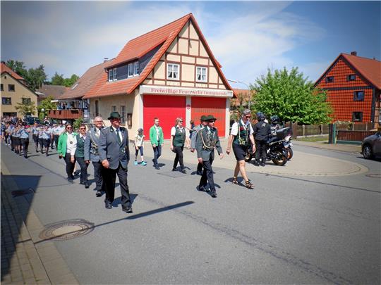 Die Schützen marschieren im Festumzug vom Immenröder Dorfplatz zum Festzelt. Fotos: Hartmann/Privat