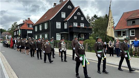 Die Schützen marschieren wieder am Samstag vom Rathaus aus durch die Stadt, um die Umzugsteilnehmer am Großparkplatz abzuholen.