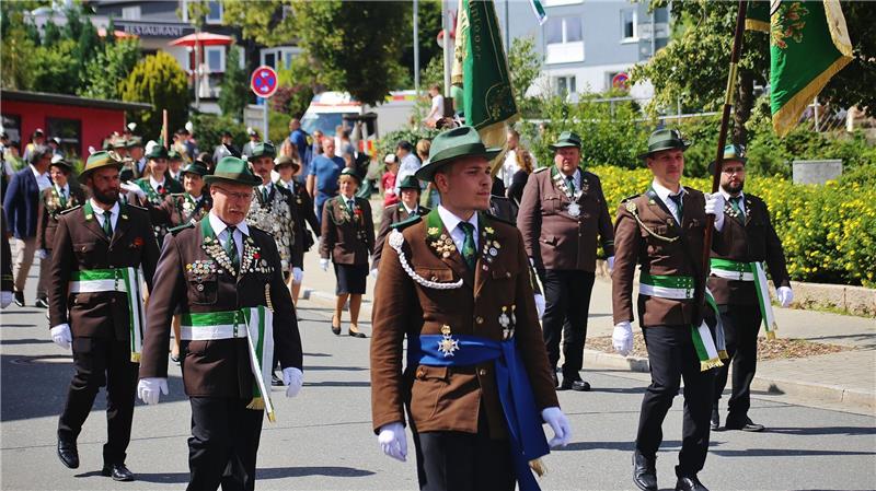 Die Schützengesellschaft Braunlage führt den langen Umzug zum Volks- und Schützenfest 2025 durch die Stadt an.
