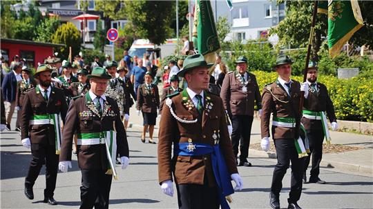 Die Schützengesellschaft Braunlage führt den langen Umzug zum Volks- und Schützenfest 2025 durch die Stadt an.