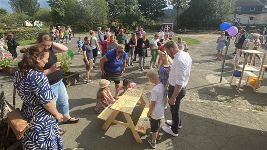 Die Schulanfänger beschenken ihre ehemalige Kita in Göttingerode beim Sommerfest mit einer Picknickbank, auf der sie sich mit ihren Händen verewigt haben.