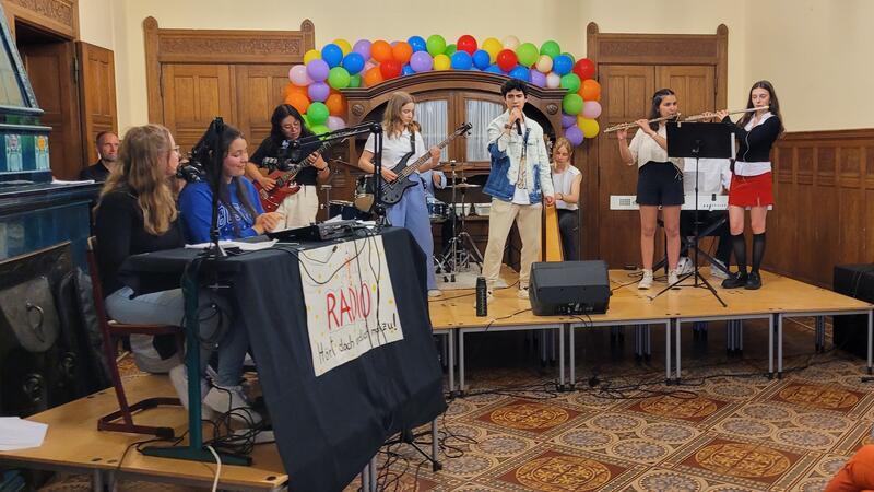 „Radio NIG“ geht in Bad Harzburg auf Sendung Die Schulband des NIG eröffnet den "Bunten Abend", moderiert wird er von der Radio AG, dem "Radio NIG".