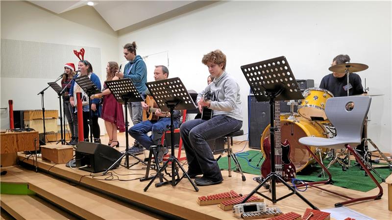 Volle Hütte beim Adventsbasar der HRS Clausthal-Zellerfeld Die Schulband stimmt schon einmal auf die Weihnachtszeit ein. Foto: Skuza