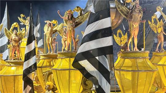 Die Schule „Botafogo Samba Clube“ machte den Anfang beim farbenfrohen Spektakel.