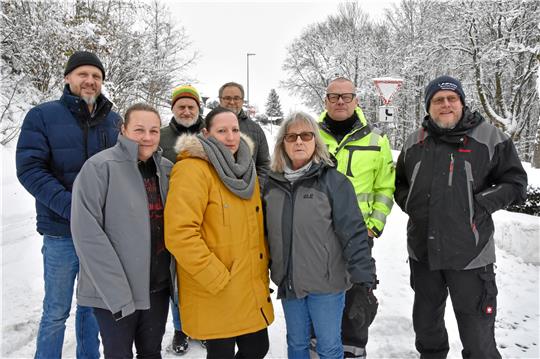 Die Schulenberger kritisieren die plötzliche Brückensperrung. Links: Altenaus Ortsbürgermeister Alexander Ehrenberg. Foto: Berg