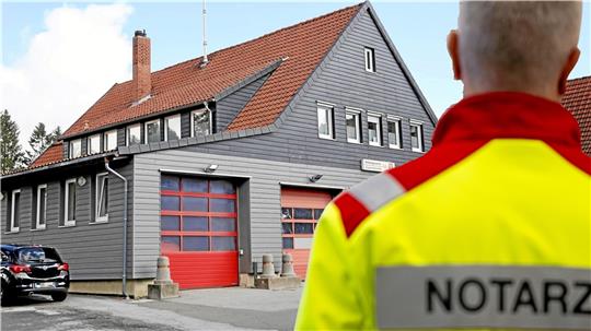Die Schulleiter sind besorgt darüber, dass es bald keinen Notarzt mehr in Clausthal-Zellerfeld geben soll. Foto: Neuendorf/Collage: GZ