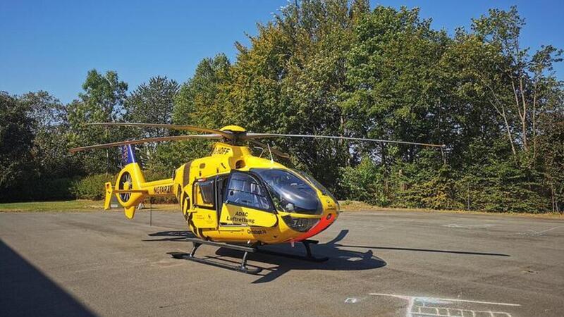 Die Schulsanis gewährleisten, dass der Hubschrauber auf dem Pausenhof der HRS landen kann.