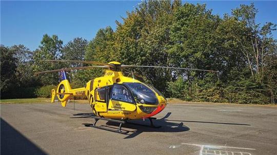 Die Schulsanis gewährleisten, dass der Hubschrauber auf dem Pausenhof der HRS landen kann.