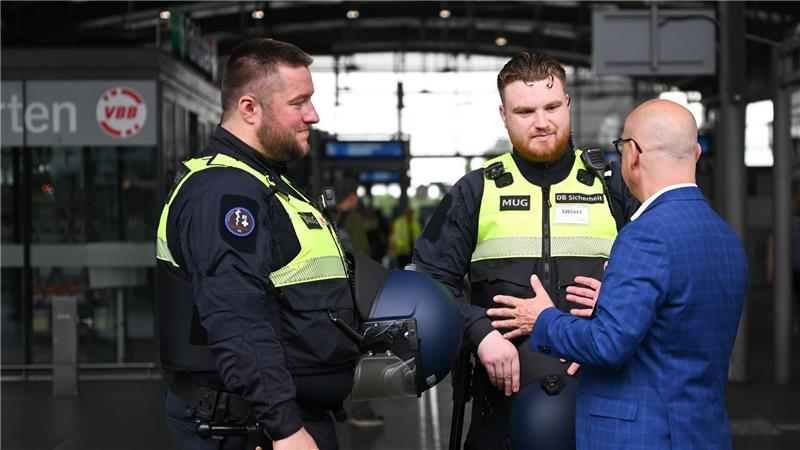 Eskalierende Einsätze - Bahn testet Schutzhelme Die Schutzhelme können an der Uniform befestigt und sollen erst aufgesetzt werden, wenn eine Situation zu eskalieren droht.