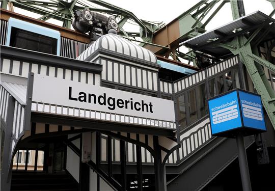 Die Schwebebahn-Haltestelle Landgericht in Wuppertal.