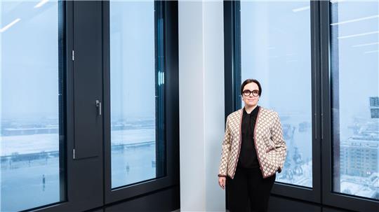 Die Schwedin Borg leitet seit 2020 den staatseigenen schwedischen Energiekonzern Vattenfall, der Deutschland zu seinen Kernmärkten zählt. Auf dem Bild steht Borg in der Hamburger Vattenfall-Zentrale. Im  Hintergrund ist die Norderelbe zu sehen. (Archivbild)