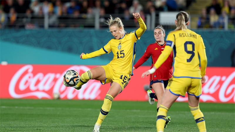 „Fehlen die Worte“: Keine Königsklasse für Wolfsburgs Frauen Die Schwedin Rebecka Blomqvist (l) erzielte für Eintracht Frankfurt den 1:1-Ausgleich bei Paris Saint-Germain. (Archivbild)