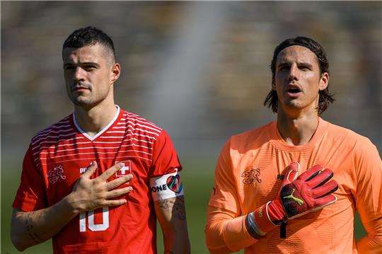 Die Schweiz setzt bei der WM unter anderem auf Gladbach-Torhüter Yann Sommer (r).