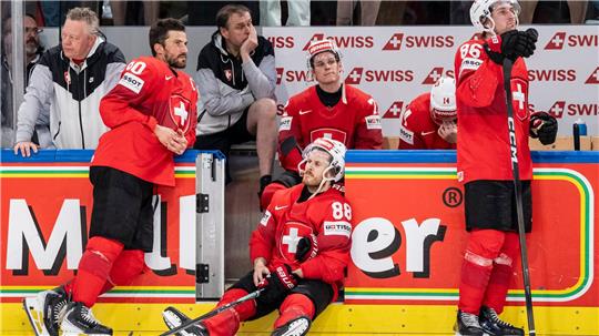 Die Schweiz um Kapitän Roman Josi (l) trauert nach dem verlorenen WM-Finale gegen Finnland.