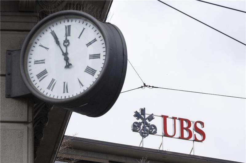 Experten: Lage im Bankensektor bleibt weiter fragil Die Schweizer Großbrank UBS übernimmt die angeschlagene Credit Suisse.