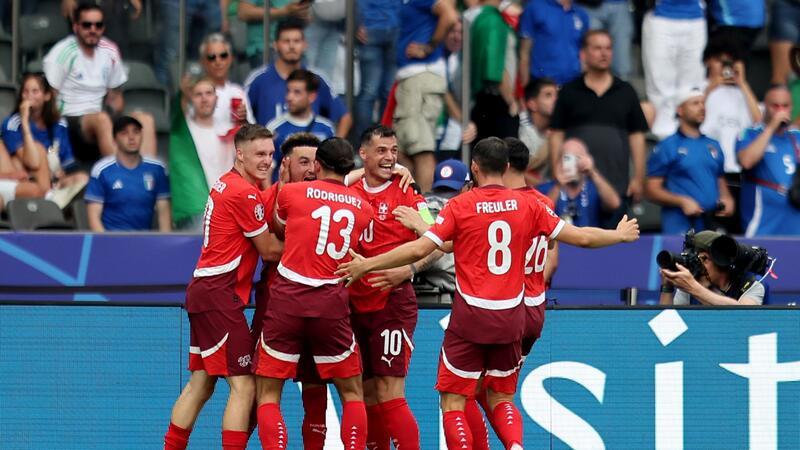 Debakel für Titelverteidiger Italien: Aus gegen die Schweiz Die Schweizer bejubeln den Einzug ins Viertelfinale.