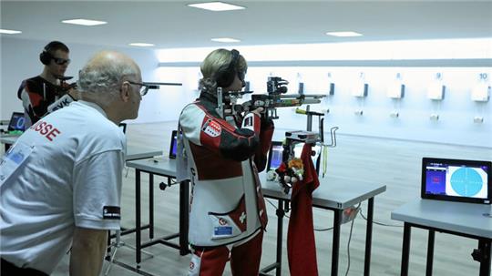 Die Schweizerin Claudia Kunz-Inderkummen mit ihrem Betreuer bei der Premiere des Ide-Cups im Vorjahr. Eine Dunkelbrille ist bei WSPS-Wettbewerben vorgeschrieben.Foto: Neuendorf