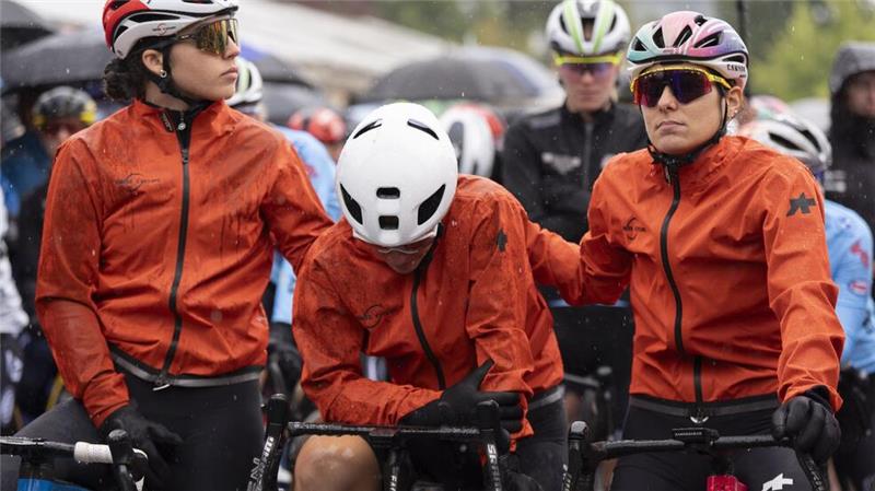 Lipperts Leistung nicht belohnt - Kopecky Weltmeisterin Die Schweizerin Linda Zanetti weint bei der Schweigeminute am Start.