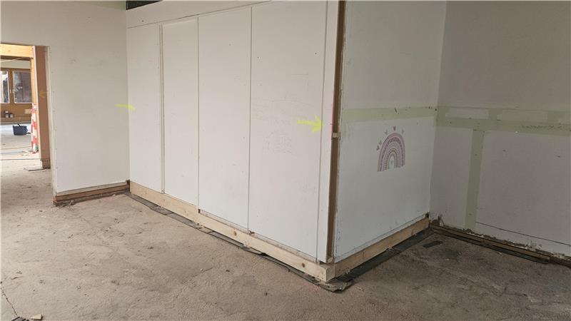 Die Schwellen, auf denen die Wände stehen, mussten ausgetauscht werden. Die alten waren vom Wasser stark beschädigt worden.
