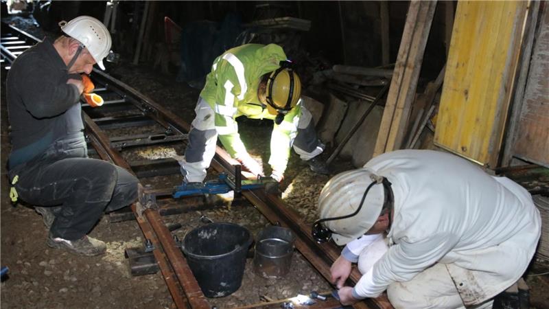 101.377 Euro Förderung: Schroederstollen startet Ausbau der Grubenbahn Die Schwellen werden in Handarbeit mit den Gleisen verschraubt.