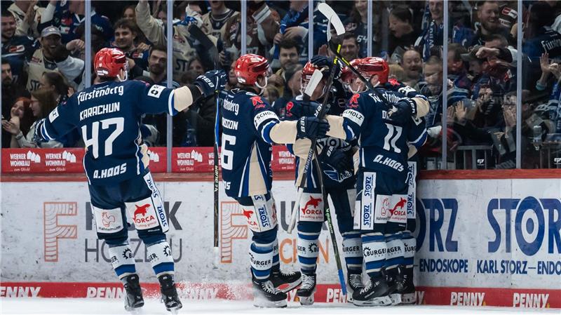 Die Schwenninger Wild Wings jubeln über den Sieg im zweiten Match der Pre-Playoffs.
