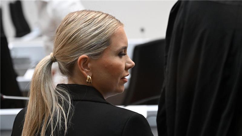 Lebenslang für Mannheimer Messerangriff - Richter emotional Die Schwester Eve Laur des getöteten Polizisten Rouven Laur verfolgte die Urteilsverkündung.