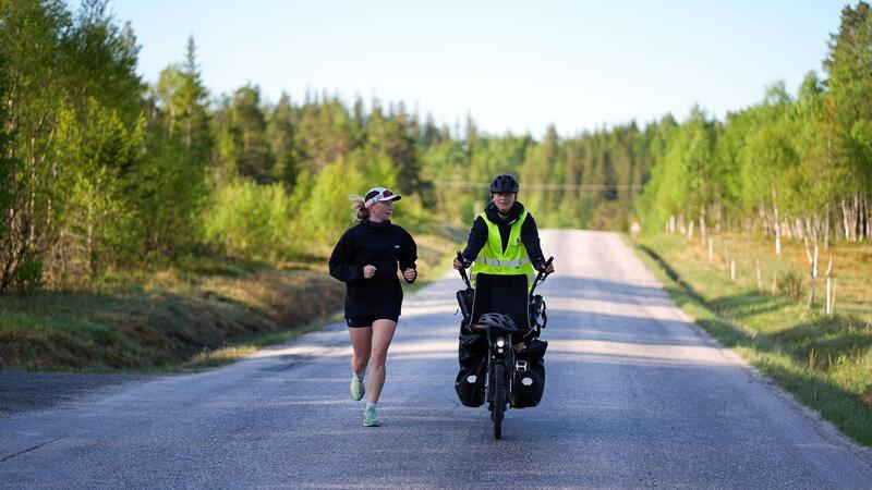 Die Schwestern Malou Traina (l) und Phelia Müller aus dem Harz sind auf dem Weg zum Nordkap.