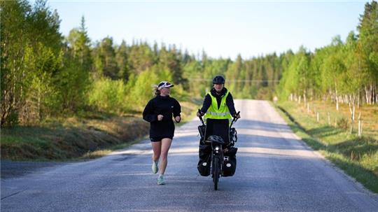 Die Schwestern Malou Traina (l) und Phelia Müller aus dem Harz sind auf dem Weg zum Nordkap.