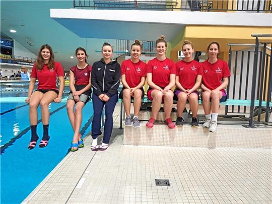 Die Schwimmerinnen des MTV Goslar beim Wettkampf in Hannover: (v.l.) India Tappe, Mia Kreibohm, Francesca Kühn, Lea Kopetzki, Lotta Dedecke, Mara Hartung und Antonia Mühlnickel.  Foto: Privat