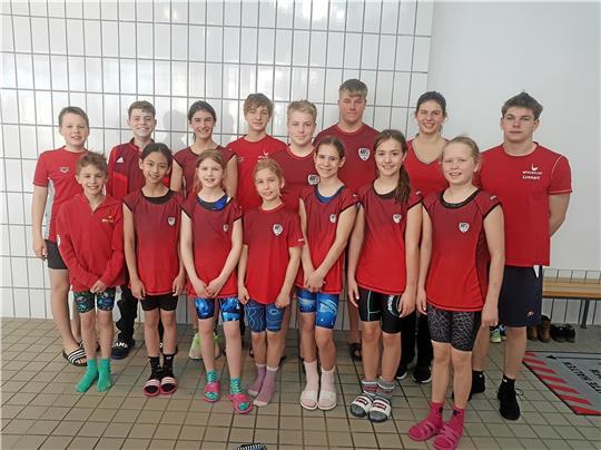 Die Schwimmerinnen und Schwimmer des MTV Goslar bringen aus Braunschweig insgesamt 49 Medaillen mit und stellen dabei zahlreiche Bestzeiten mit. Mia Kreibohm (hinten, 3. v. li.) qualifiziert sich erstmals für norddeutsche Meisterschaften.