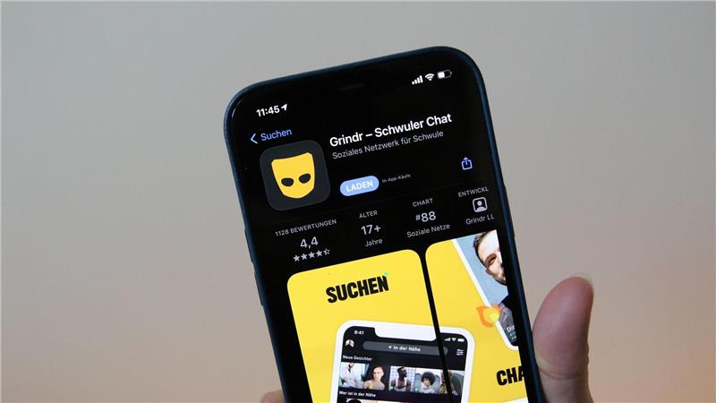 Die Schwulen-App Grindr - ein Kofferwort aus „Guy“ und „Finder“ (also Kerlefinder) und angelehnt ans Verb „grind“ (reiben, schleifen) - sortiert mögliche Partner nicht mehr zuerst nach gemeinsamen Interessen, sondern danach, wer gerade mit dem Handy in der Nähe ist. (Archivbild)