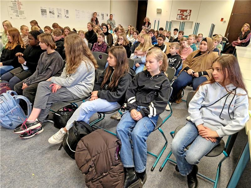 Die Sechstklässler hängen an den Lippen der Newcomer-Autorin. Foto: Knoke