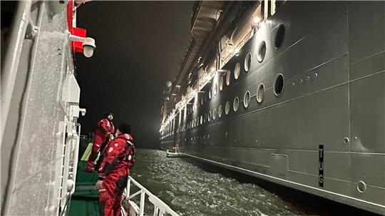 Die Seenotretter haben eine Frau, die medizinische Hilfe brauchte, von einem Kreuzfahrtschiff geholt und ans Festland gebracht. 