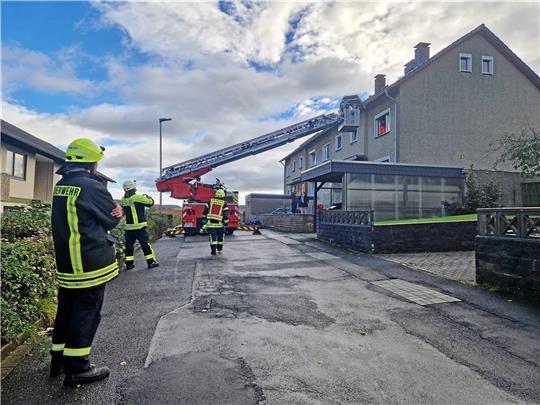 Die Seesener Feuerwehr unterstützt den Rettungsdienst mit einer Drehleiter. Ein erkrankter Mann muss aus dem Obergeschoss transportiert werden. Foto: Feuerwehr