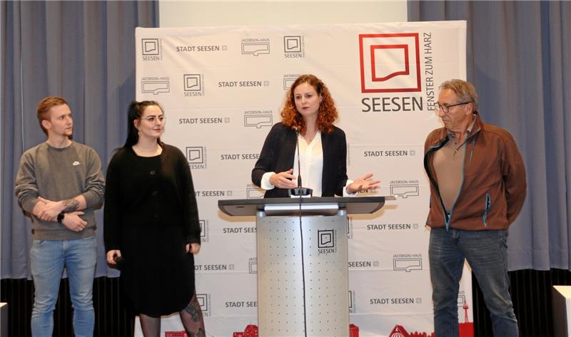 Die Seesener Start-up Gründer Justin Köppe, Maren Woltmann und Julia Kasten (v. li.) präsentieren ihre Unternehmen und erläutern ihre Form der unternehmensübergreifenden Kooperation. Unterstützung beim Umsetzen ihrer Ideen erhalten sie von Hans-Werner Oschee (re.). Foto: Jambrek