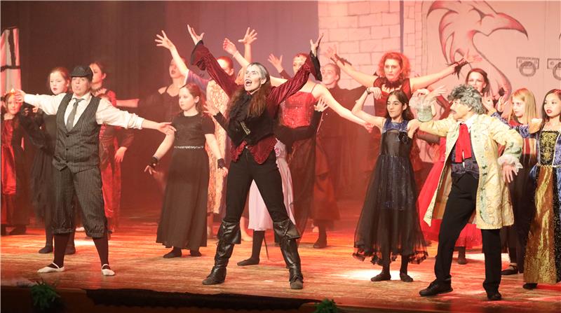 Die Seesener Version vom „Tanz der Vampire“ bringt eine bunte Show auf die Bühne der Schulzentrum-Aula.