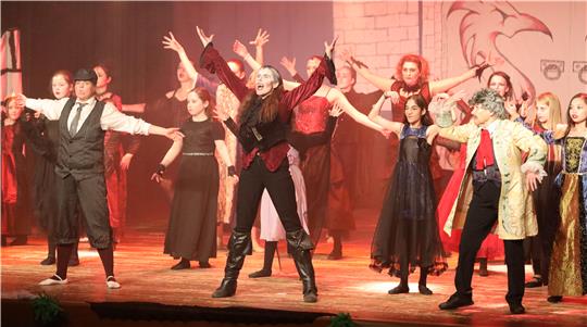 Die Seesener Version vom „Tanz der Vampire“ bringt eine bunte Show auf die Bühne der Schulzentrum-Aula.